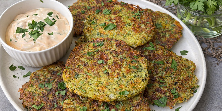 Brokolicové placičky s čedarem