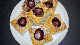 Dezert s nutellou a jahodami z listového těsta