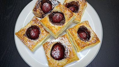 Dezert s nutellou a jahodami z listového těsta