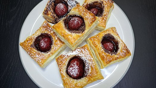 Dezert s nutellou a jahodami z listového těsta