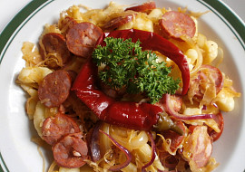 Halušky s hlávkovým zelím a klobásou