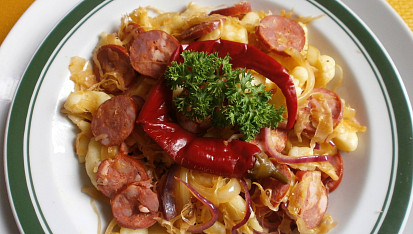 Halušky s hlávkovým zelím a klobásou