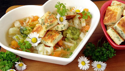 Hovězí polévka s jarním svítkem