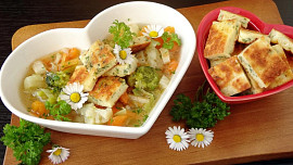 Hovězí polévka s jarním svítkem