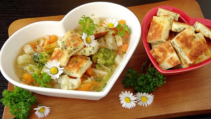 Hovězí polévka s jarním svítkem