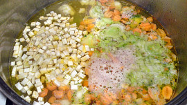 Hovězí polévka s jarním svítkem