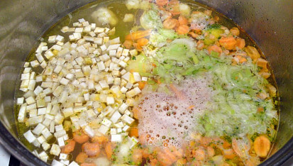 Hovězí polévka s jarním svítkem