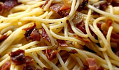 Jednoduché špagety s prosciuttem a sušenými rajčaty