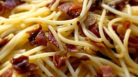 Jednoduché špagety s prosciuttem a sušenými rajčaty