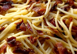 Jednoduché špagety s prosciuttem a sušenými rajčaty