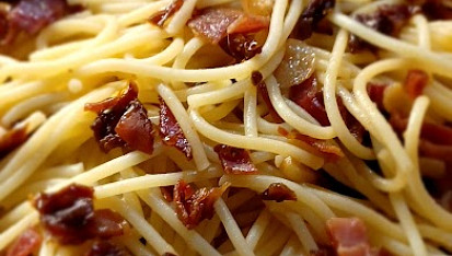 Jednoduché špagety s prosciuttem a sušenými rajčaty