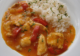 Kuřecí marinované kousky na zelenině v pomalém hrnci