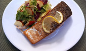 Bylinkový losos na másle s listovým salátem a jablkem