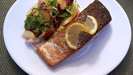 Bylinkový losos na másle s listovým salátem a jablkem