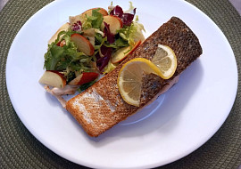 Bylinkový losos na másle s listovým salátem a jablkem