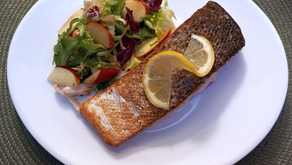 Bylinkový losos na másle s listovým salátem a jablkem