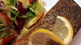 Bylinkový losos na másle s listovým salátem a jablkem