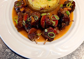 Špízy z krkovice se šťávou z výpeku