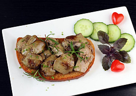 Topinka s králičími játry na rozmarýnu