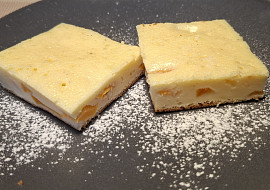 Tvarohový koláč s broskvemi