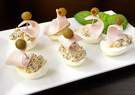 Vajíčkové plachetnice s kaviárovým krémem