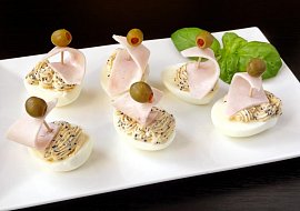 Vajíčkové plachetnice s kaviárovým krémem