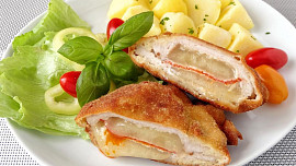 Vepřový řízek plněný tvarůžky a paprikášem