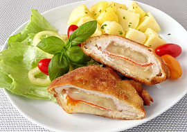 Vepřový řízek plněný tvarůžky a paprikášem