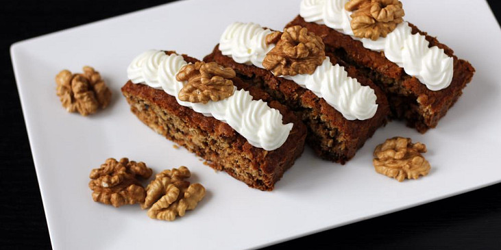 Vločková buchta s tvarohem a ořechy