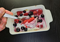 Zdravý tvarohový dezert s lesním ovocem