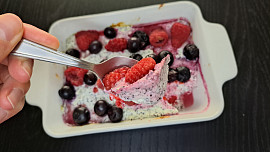 Zdravý tvarohový dezert s lesním ovocem