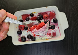 Zdravý tvarohový dezert s lesním ovocem