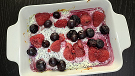 Zdravý tvarohový dezert s lesním ovocem