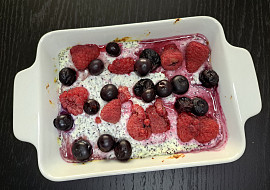 Zdravý tvarohový dezert s lesním ovocem