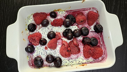 Zdravý tvarohový dezert s lesním ovocem