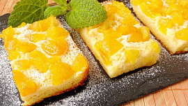 Bramborová bublanina s kompotovanými broskvemi