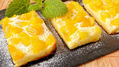 Bramborová bublanina s kompotovanými broskvemi