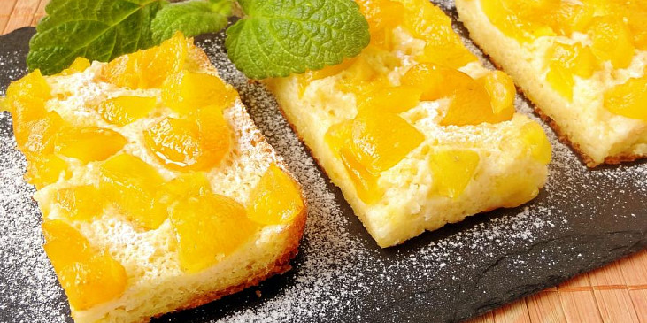 Bramborová bublanina s kompotovanými broskvemi