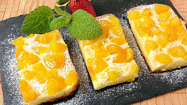 Bramborová bublanina s kompotovanými broskvemi