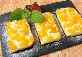 Bramborová bublanina s kompotovanými broskvemi