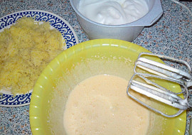 Bramborová bublanina s kompotovanými broskvemi