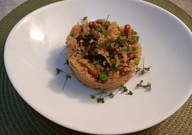 Bulgur s houbami, fazolemi a hráškem