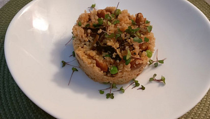 Bulgur s houbami, fazolemi a hráškem