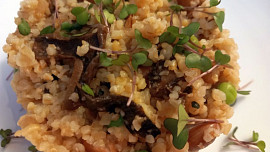 Bulgur s houbami, fazolemi a hráškem