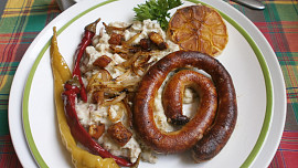 Nastavovaná květáková kaše s vinnou klobásou