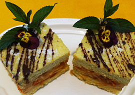 Piškotové kostky s krupicovo-meruňkovým krémem