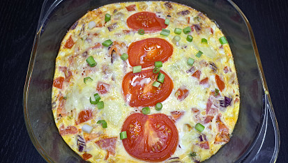 Rychlá večeře z vajec a cottage z jednoho pekáčku