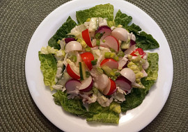 Salát z bílé ředkve s okurkou a ředkvičkami tří barev