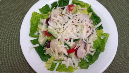 Salát z bílé ředkve s okurkou a ředkvičkami tří barev