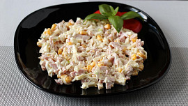 Salát z kysaného zelí se sterilovanou kukuřicí